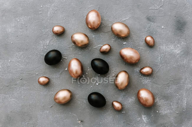 Huevos de Pascua dorados y negros, vista de cerca - foto de stock