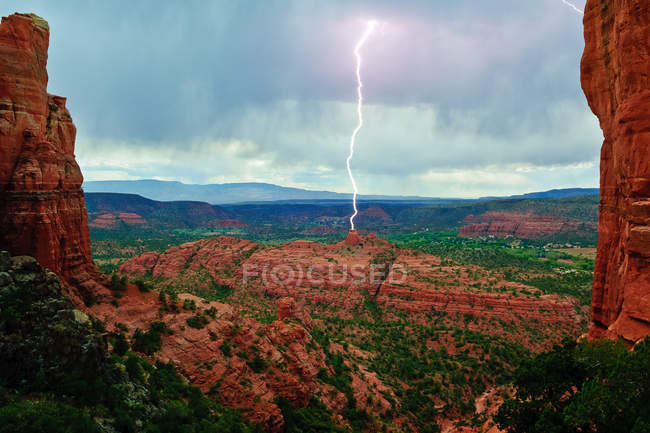Zusammengesetzte Exposition eines Blitzes, der einen Felsen westlich des Kathedralenfelsens in sedona arizona, USA, trifft — Stockfoto