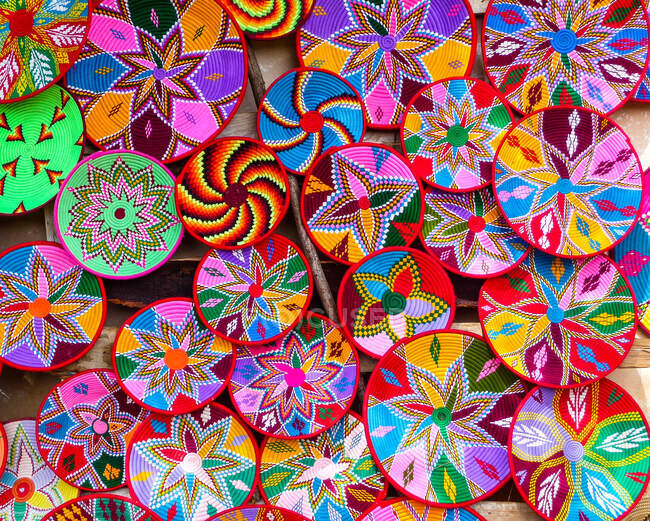 Fond coloré de décorations vives faites à la main — Photo de stock