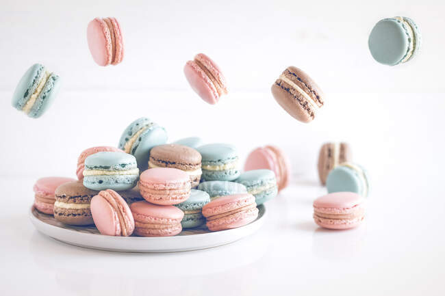 Köstliche süße Makronen auf weißem Hintergrund — Stockfoto