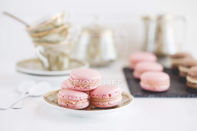 Köstliche süße Makronen auf weißem Hintergrund — Stockfoto