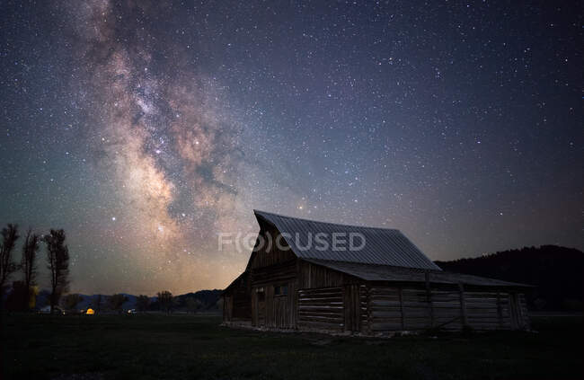 Céu noturno sobre montanhas — Fotografia de Stock