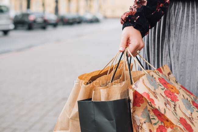 Close-up de uma mulher segurando sacos de compras — Fotografia de Stock