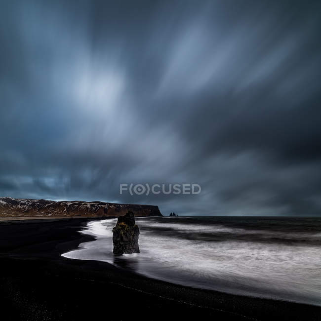 Живописный вид на Черный пляж, Исландия — стоковое фото