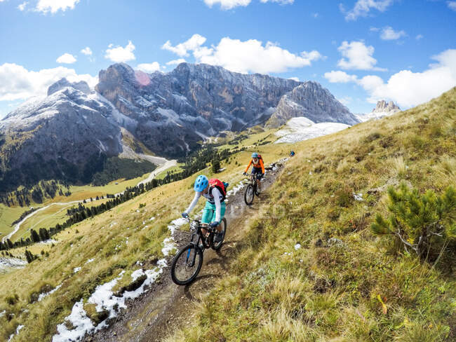 Due donne in mountain bike nelle Dolomiti, Val Gardena, Alto Adige — Foto stock