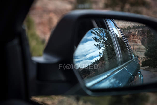 Vista da paisagem no espelho da asa do carro, Utah, América, EUA — Fotografia de Stock