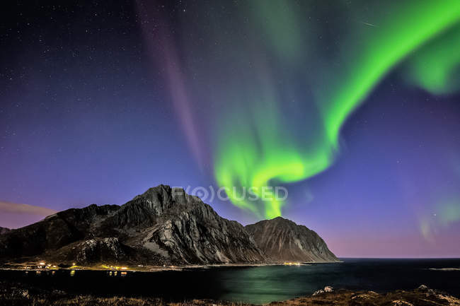 Aurora Borealis over Mt Store Nappstind, Napp, Flakstad, Nordland, Lofoten, Noruega — Fotografia de Stock