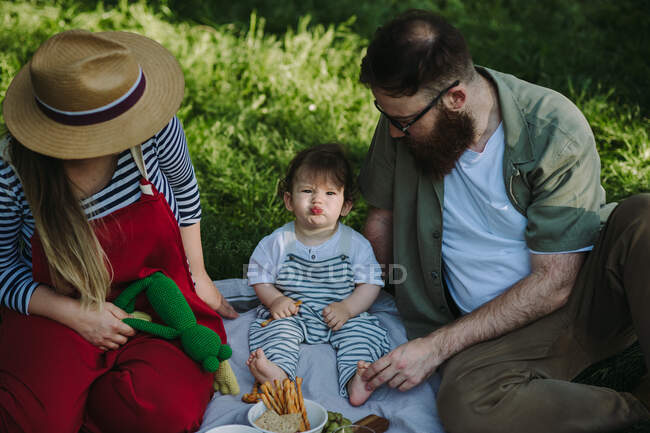 Сім'я з однією дитиною має пікнік — стокове фото