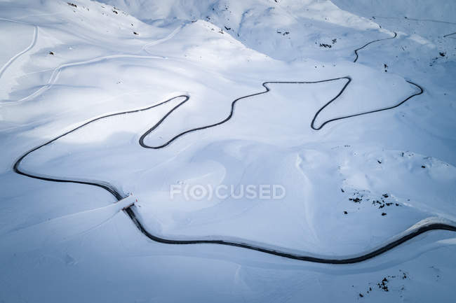 Вид с воздуха на извилистую дорогу через горы, Каунерталь, Ландек, Тироль, Австрия — стоковое фото