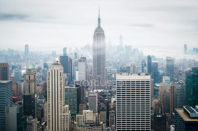 Вид с воздуха на Манхэттен и Эмпайр-стейт-билдинг, Нью-Йорк, США — стоковое фото