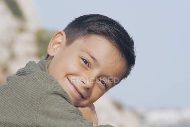 Retrato de um menino sorridente apoiado em um corrimão, Málaga, Andaluzia, Espanha — Fotografia de Stock