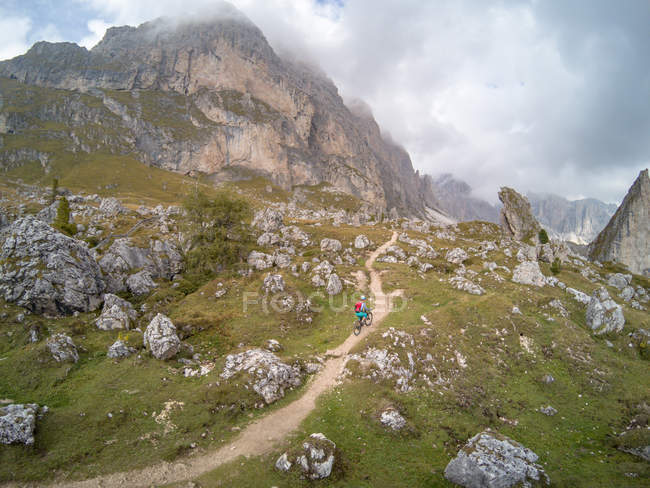 Woman Mountain Bike in the Dolomites, Val Gardena, Tirol do Sul, Itália — Fotografia de Stock