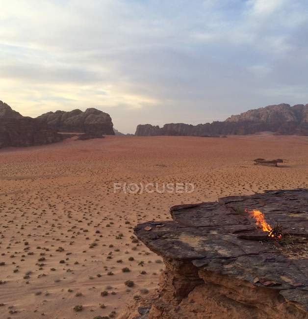 Hoguera en el desierto, Wadi Rum, Jordania - foto de stock