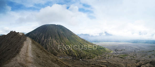 Vue panoramique sur le volcan Mount Bromo, parc national de Tengger Semeru, Java oriental, Indonésie — Photo de stock