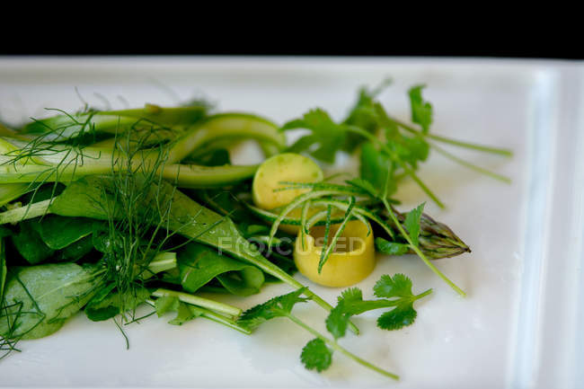 Primo piano vista di asparagi e insalata di erbe — Foto stock