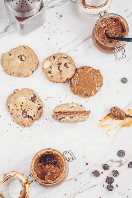 Sanduíche de biscoito de chocolate com toffee — Fotografia de Stock