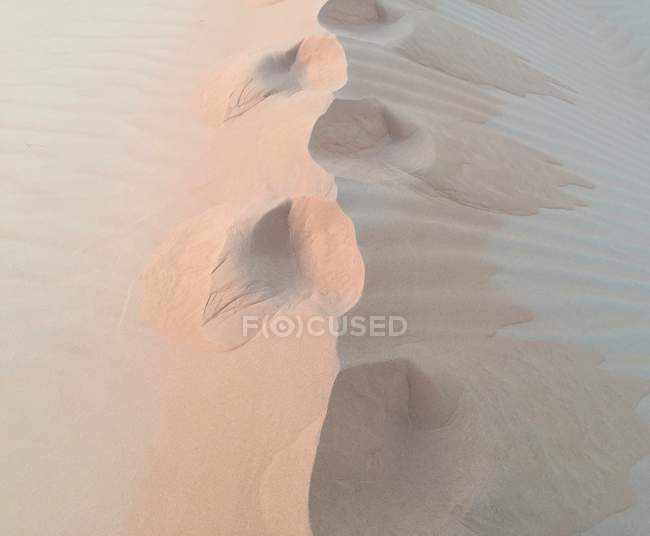 Empreintes le long de la crête d'une dune de sable, Wahiba Sands, Oman — Photo de stock