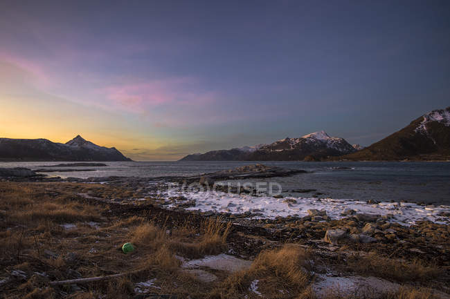Vista panorámica del paisaje rural al atardecer, Lofoten, Nordland, Noruega - foto de stock