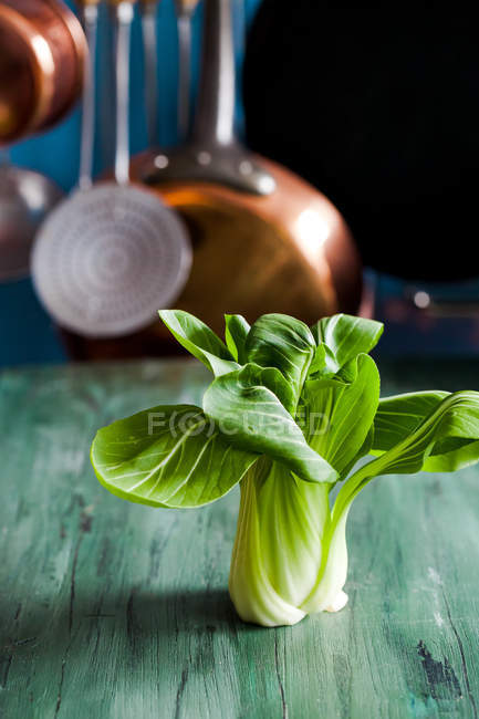 Bok choy frais sur un plan de travail de cuisine — Photo de stock