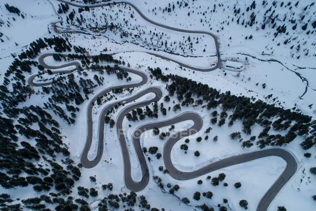 Vista aérea da estrada sinuosa através das montanhas, Kaunertal, Landeck, Tirol, Áustria — Fotografia de Stock