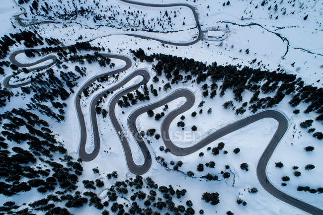 Vista aérea de la sinuosa carretera a través de las montañas, Kaunertal, Landeck, Tirol, Austria - foto de stock