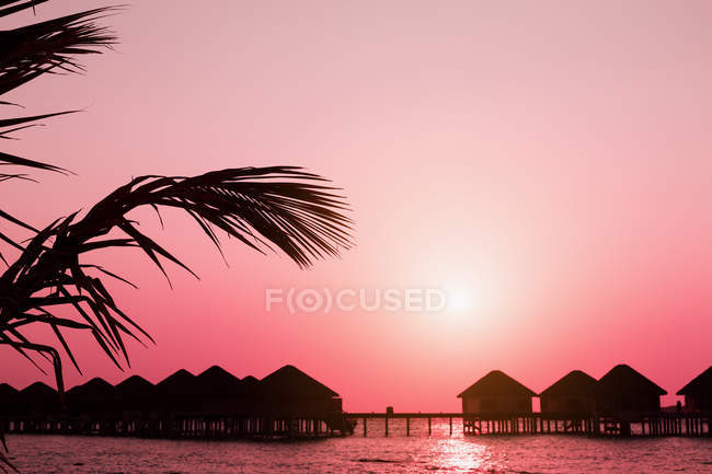 Silhouette delle casette d'acqua, Maldive — Foto stock