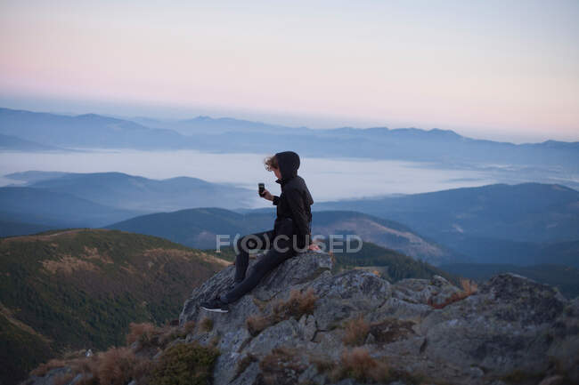 Woman taking a photo of Carpathian mountain view, Ukraine — Stock Photo