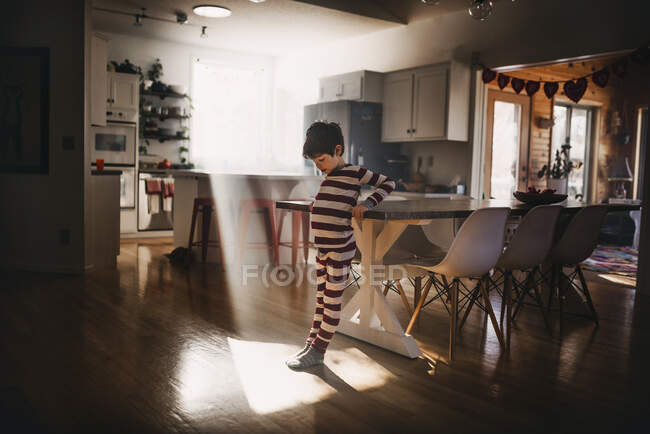 Boy dancing in the kitchen in his pyjamas — Stock Photo