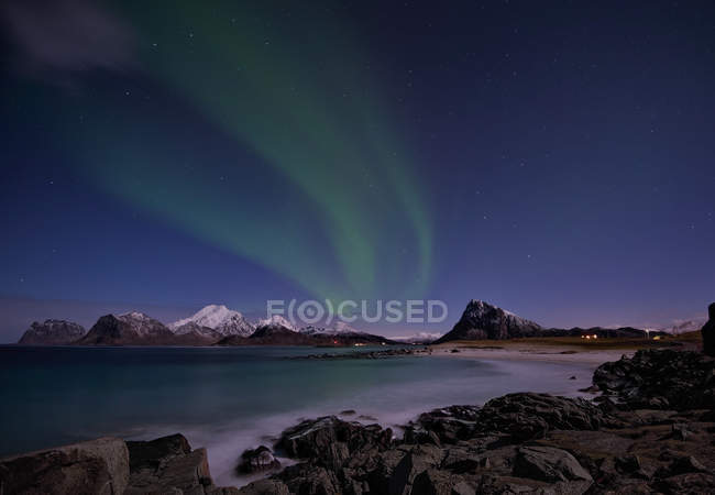 Vista panoramica delle aurore boreali sulle montagne, Napp, Flakstad, Nordland, Norvegia — Foto stock