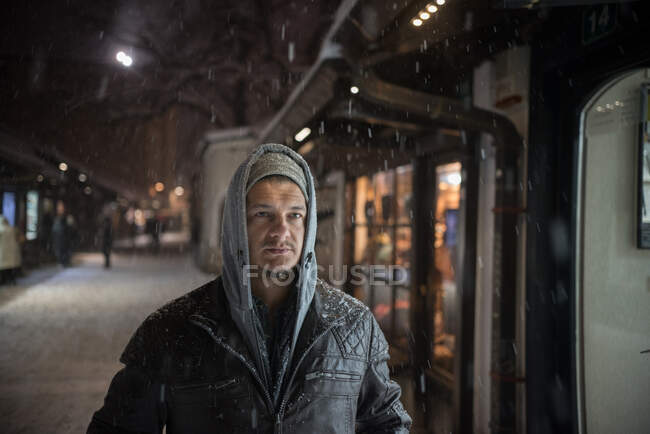 Портрет человека, идущего по городу в снегу — стоковое фото