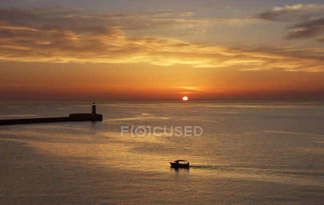 Vue panoramique du bateau de pêche au lever du soleil, La Valette, Malte — Photo de stock