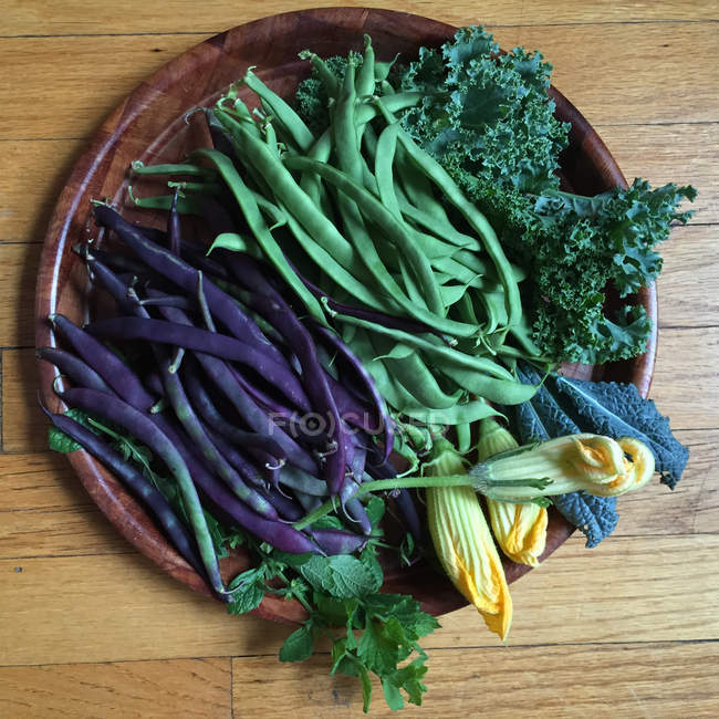 Cuenco con verduras frescas - foto de stock