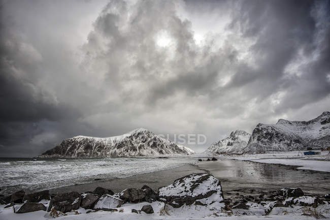 Vue panoramique sur la plage de Skagen, Flakstad, Lofoten, Nordland, Norvège — Photo de stock