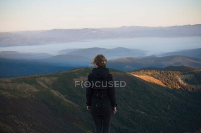Visão traseira da mulher olhando para a vista da montanha dos Cárpatos, Ucrânia — Fotografia de Stock