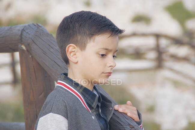 Retrato de un niño sujetado a una barandilla, Málaga, Andalucía, España - foto de stock