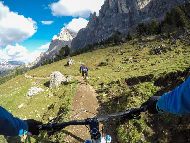 Dos hombres en bicicleta de montaña en Dolomites, Val Gardena, Tirol del Sur, Italia - foto de stock