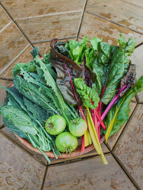 Vista de cierre de Bow con verduras frescas - foto de stock