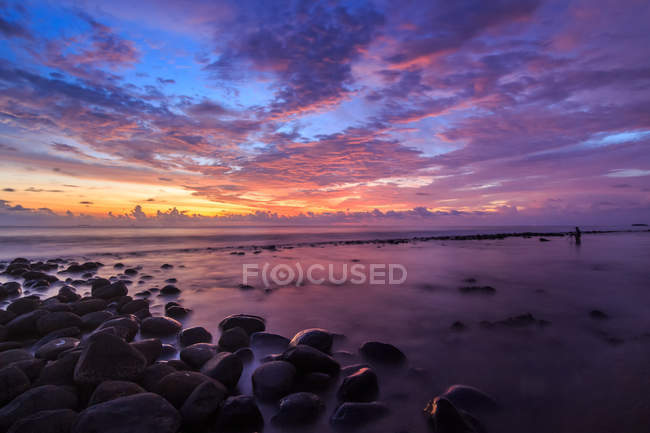 Vista panorâmica da praia de Bung Hatta ao pôr do sol, Padang, West Sumatra, Indonésia — Fotografia de Stock
