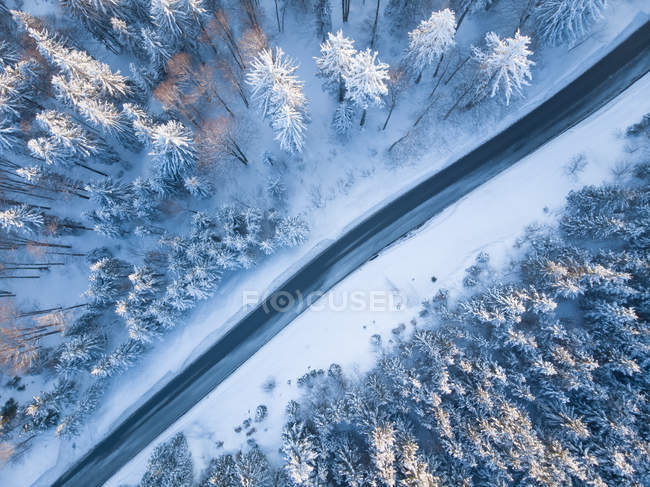 Vue aérienne d'une route traversant un paysage hivernal, Gaisberg, Salzbourg, Autriche — Photo de stock