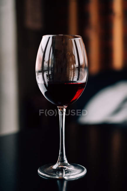 Вид крупним планом Склянка червоного вина на столі — стокове фото