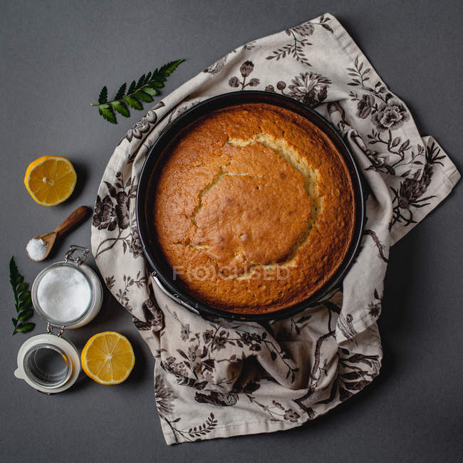 Губка торт, сахарная чаша, лимон и цветочная салфетка — стоковое фото
