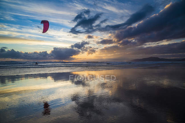 Kitesurfer bei Sonnenuntergang, Strand los lances, Spanien — Stockfoto