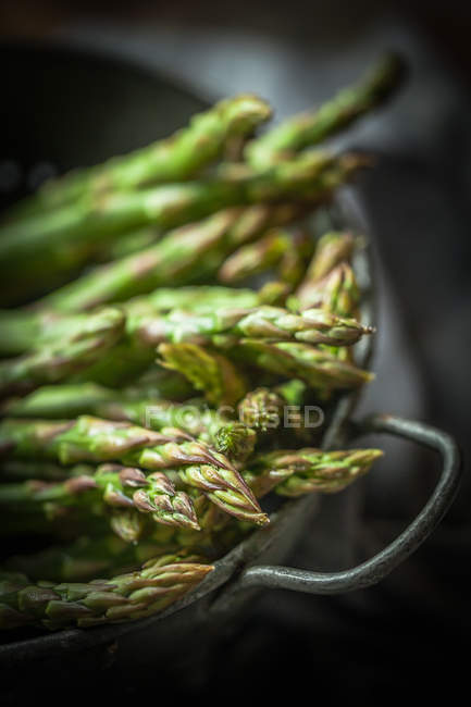 Asparagi in un colino in un lavandino, vista da vicino — Foto stock