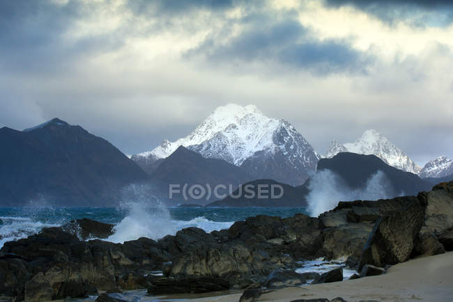 Olas rompiendo a lo largo de la costa rocosa, Lofoten, Noruega - foto de stock