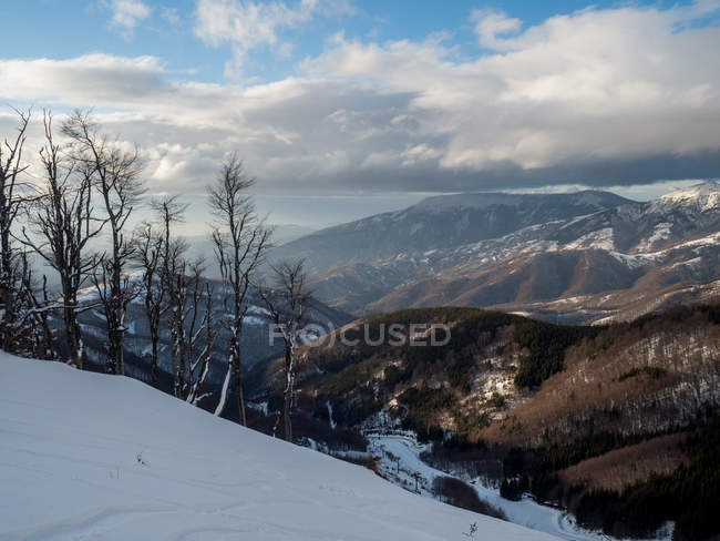 Vista panorámica de las montañas de invierno paisaje - foto de stock