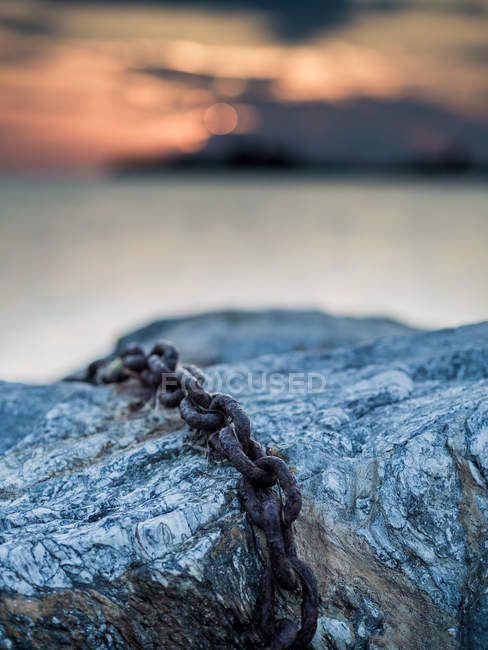 Сценічний вид на старий ланцюг на скелях біля пляжу. — стокове фото