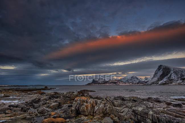 Vista panorámica del paisaje costero, Lofoten, Nordland, Noruega - foto de stock