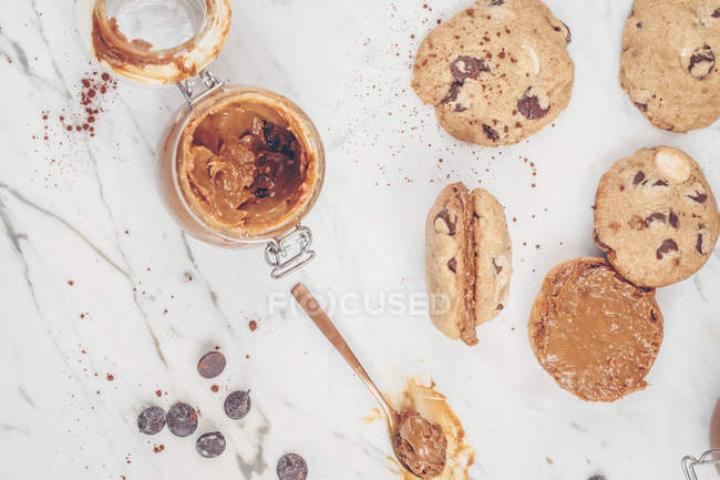 Panino con biscotti al cioccolato con caramelle, vista da vicino — Foto stock