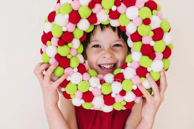 Smiling girl holding a Valentine's wreath — Stock Photo