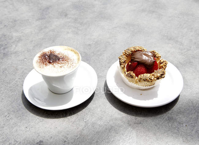 Primo piano vista della tazza di caffè e gustoso cupcake con fragola — Foto stock